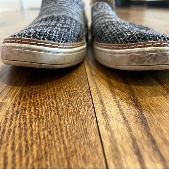 Ugg Sammy Slip on Sneakers size 8.5 - Picture 3 of 4